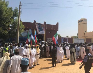 local-leaders-wait-to-greet-emir-at-kofa